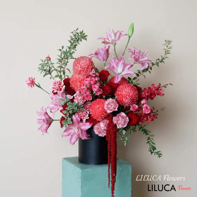Bình cúc mẫu đơn mix ly hồng Crimson Whisper