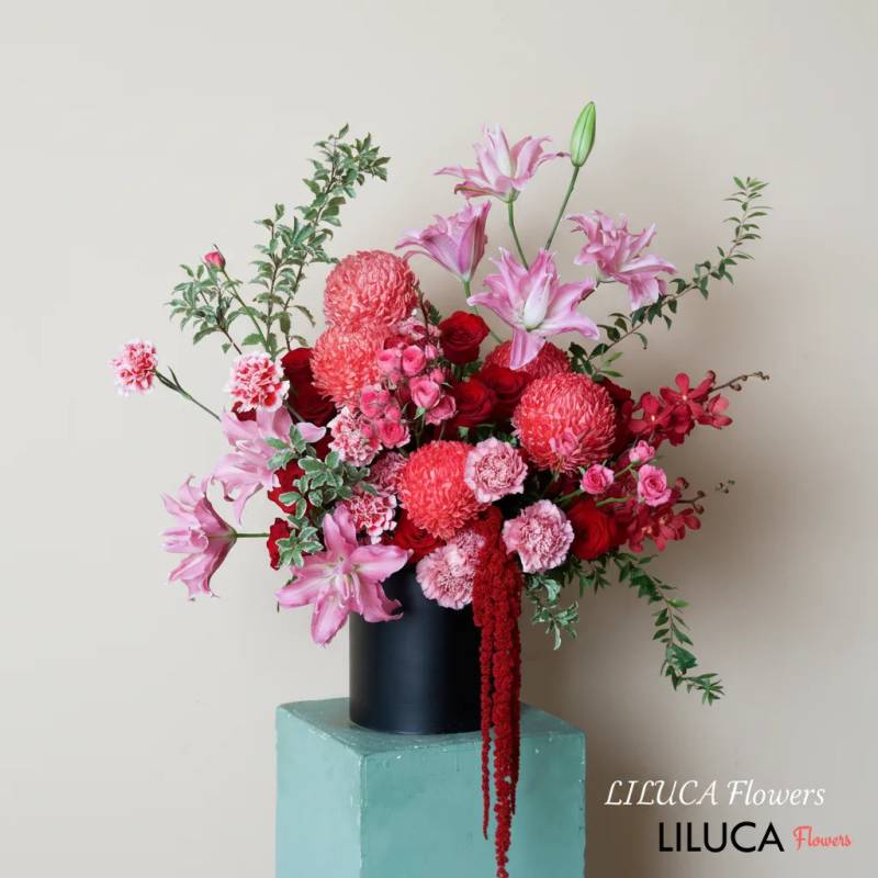Bình cúc mẫu đơn mix ly hồng Crimson Whisper