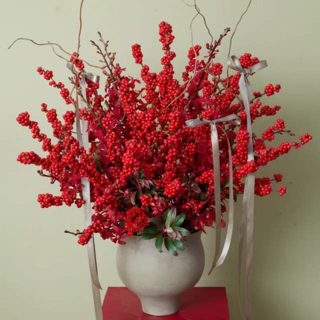 Bình đào đông đỏ Winter Berry Glow