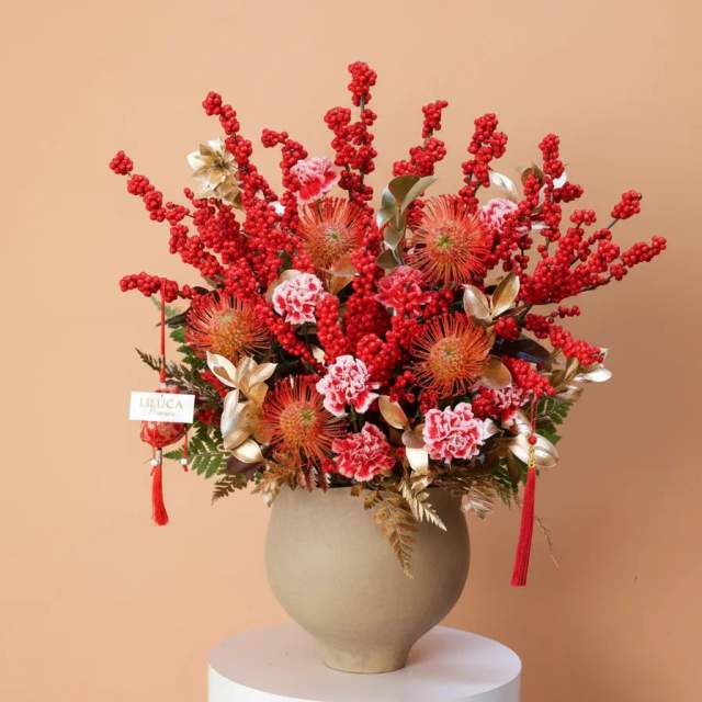 Bình đào đông mix cẩm chướng đỏ Crimson Fortune
