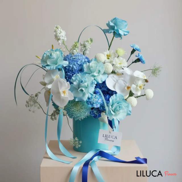 Bình hoa hồng xanh mix lan Azure Dream