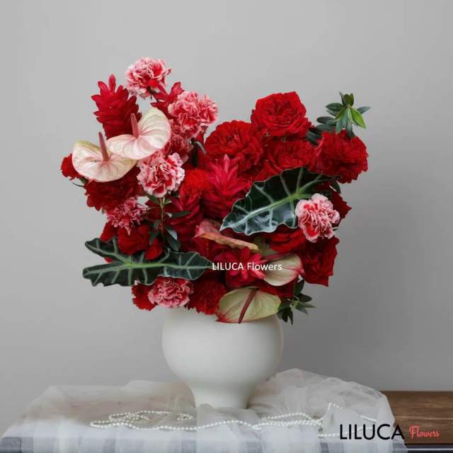 Bình hồng mix cẩm chướng đỏ Scarlet Symphony