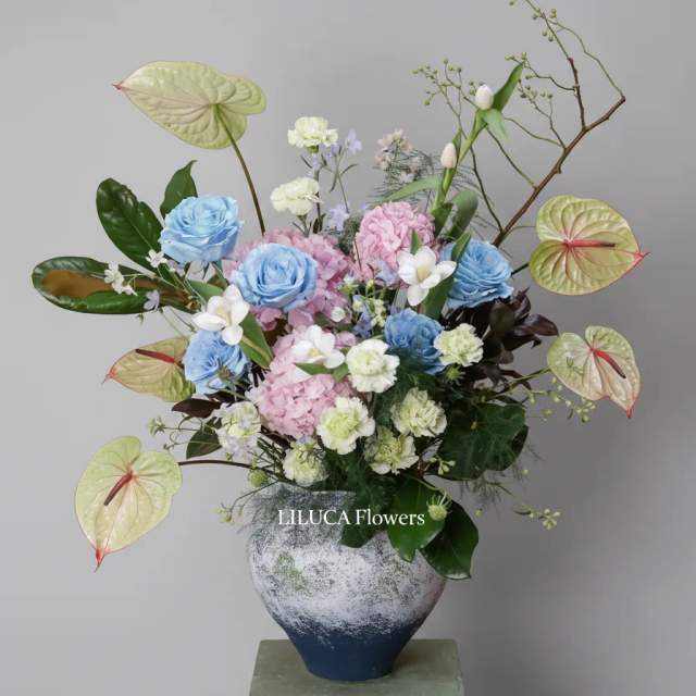 Bình hồng mix tú cầu xanh Azure Dream