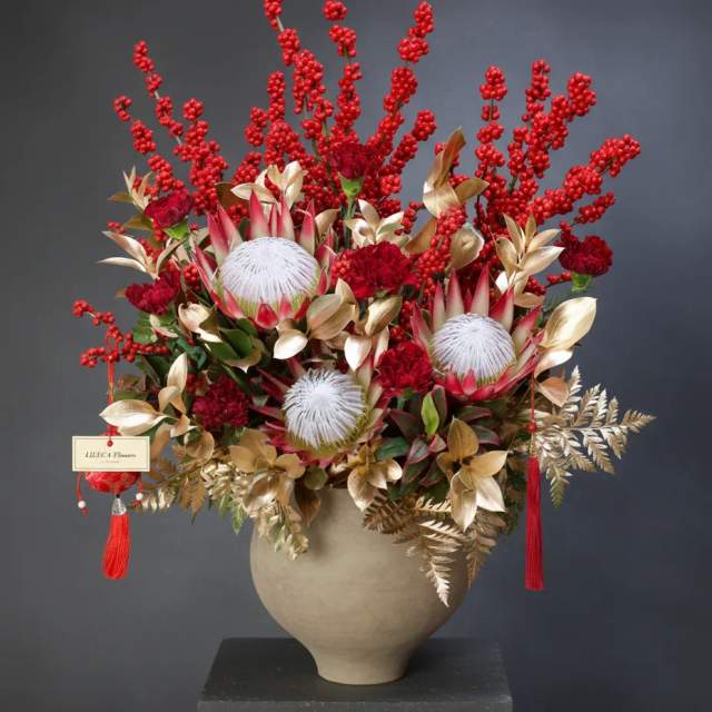 Bình Protea mix đào đông đỏ Royal Fortune