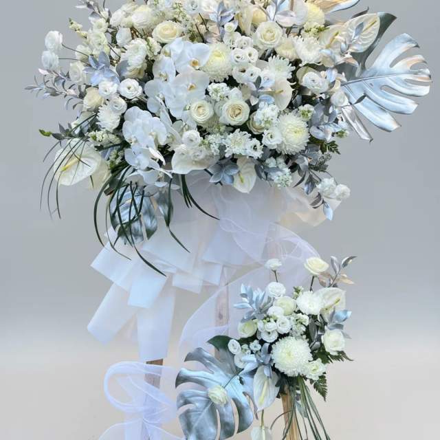 Kệ hoa chia buồn lan hồ điệp trắng Silver Dream